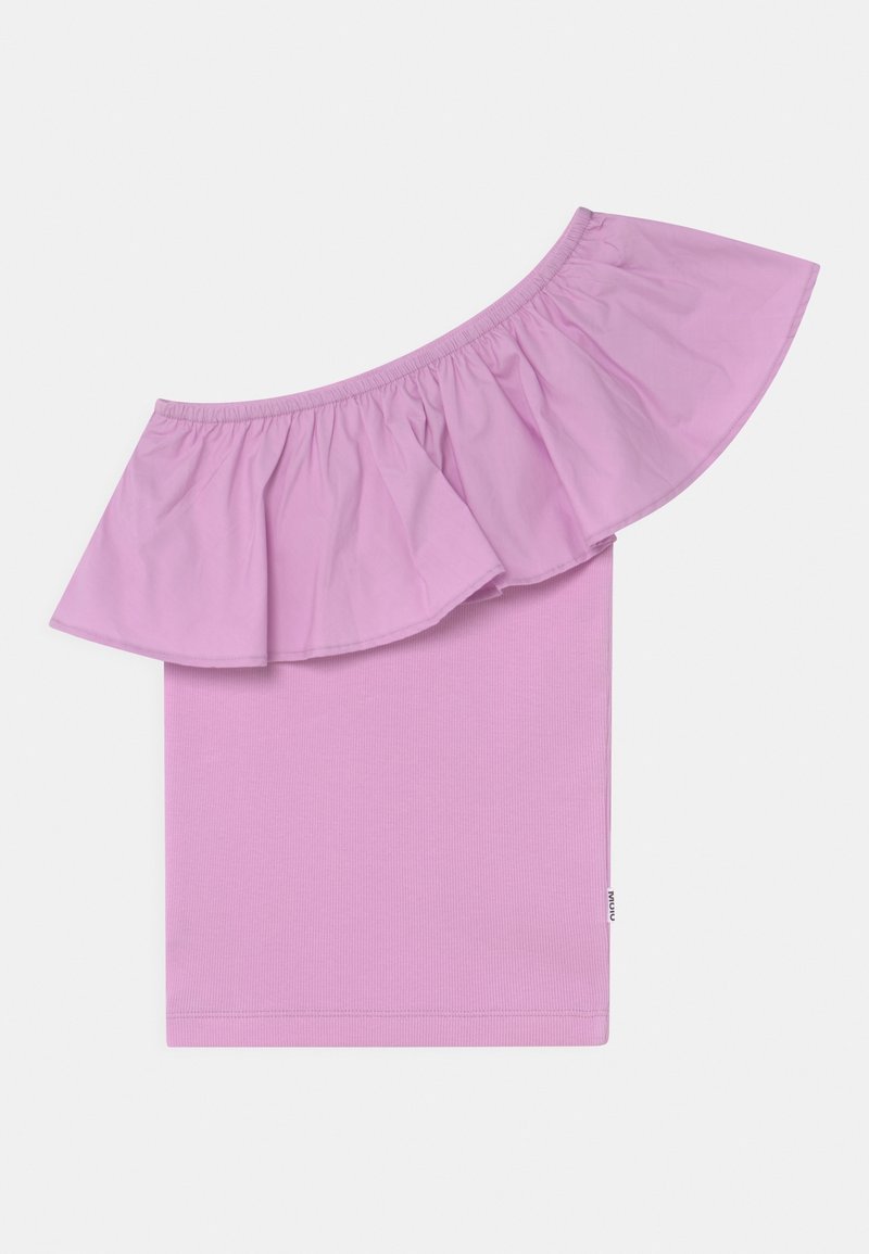 Haut asymétrique violet clair avec encolure à volants et texture côtelée près du corps sur fond uni.