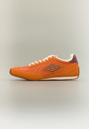 Umbro GORTON UNISEX - Αθλητικά παπούτσια - gold-coloured flame/henna/whisper white