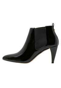 Bottine en cuir verni noir avec un bout pointu, des panneaux élastiques sur les côtés et un talon aiguille de 7,5 cm. Dispose d'une languette à l'arrière pour un enfilage facile.