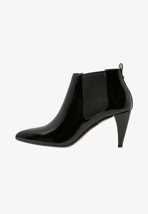 Czarne lakierowane botki za kostkę z wydłużonym noskiem, elastycznymi panelami bocznymi oraz obcasem typu stiletto o wysokości 7,5 cm. Posiadają tylną pętlę ułatwiającą zakładanie.
