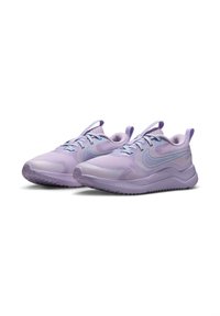 Baskets de sport violettes avec une tige en mesh, présentant une semelle en caoutchouc lisse, des lacets et une semelle intermédiaire en mousse moulée pour le confort.