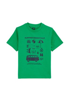 T-shirt en coton vert avec un motif graphique d'icônes estivales, y compris un ballon de plage, une planche de surf et un van, en bleu marine.