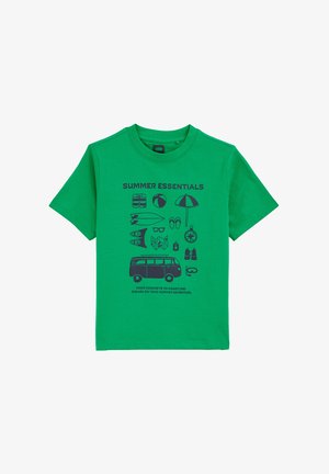 Žalia medvilnės marškinėliai su vasaros tematikos ikonų grafiniu atvaizdu, įskaitant paplūdimio kamuolį, slegevežio lentą ir furgoną, tamsiai mėlynos spalvos.