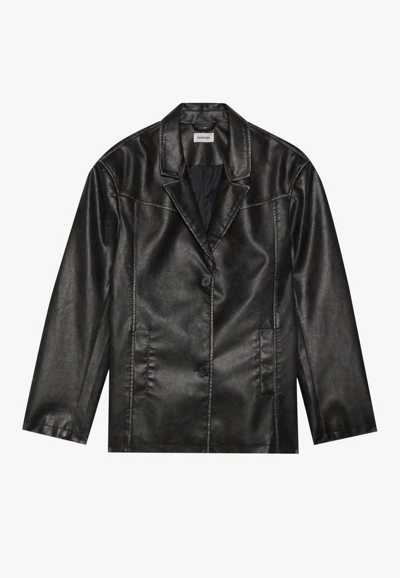 Veste en simili cuir noir avec un col à revers, des boutons à l'avant et deux poches latérales. Présente une texture lisse et une coupe ajustée.