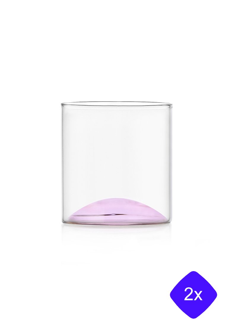 Przezroczysty szklany cylinder z fioletową podstawą, gładką fakturą i minimalistycznym designem. Towarzyszy mu mała fioletowa metka z oznaczeniem '2x'.