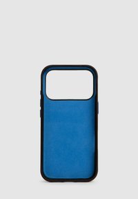 Blaues Leder-Handyhülle mit matter Textur und schwarzem Kunststoffrand. Offenes Design für Kamerazugriff, mit seitlichen Tasten.