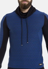Blau-schwarzer Pullover mit strukturiertem Design, Kapuze und Kordelzügen, ausgestattet mit einem dezenten Muster und schmalen Ärmeln.