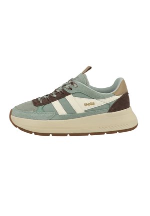 Lyseblå og brun sneaker med hvide striber, tyk beige sål, brune snørebånd og gyldent "Gola" logo på siden, vist fra siden.