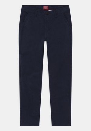 Mænds mørkeblåslanke chinos med forlommer, bæltestropper, knaplukning og Levi's røde mærke på livstykket.