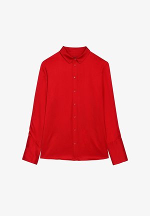 Czerwona koszula z długim rękawem, kołnierzykiem, zapinana na guziki z przodu i mankietami. Wykonana z miękkiego materiału o gładkim wykończeniu. Czysty design, bez wzorów ani akcentów.