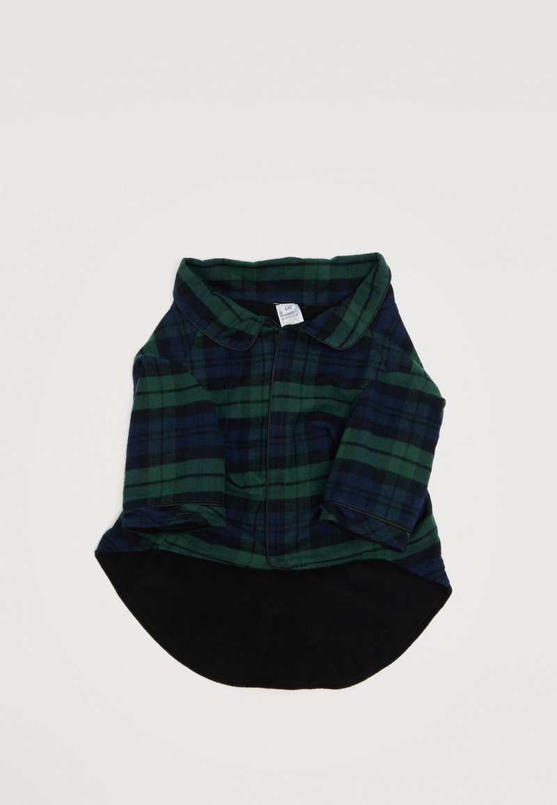 Μικρό σακάκι σε πράσινο και σκούρο μπλε καρό με γιακά και επιμήκη μαύρο ύφασμα στο πίσω μέρος, τοποθετημένο επίπεδα σε λευκή επιφάνεια.