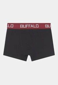 Svarte bomullsboksershorts med en burgunder elastisk linning som har hvit "BUFFALO" tekst. Standard passform med rettskårne ben.