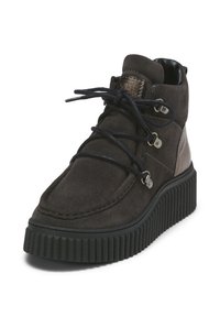 Stivale alla caviglia in suede grigio scuro con lacci neri, dettagli in metallo e suola platform testurizzata. Presenta un pannello laterale in pelle liscia.