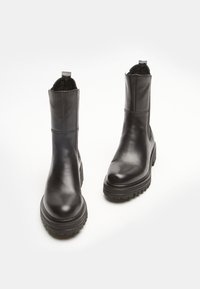Thumbnail Image 5