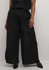 Kaffe Curve KCAMALIE - Stoffhose - black deep