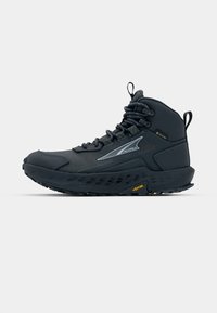 Hæl hoch grå tursko med mesh-overdel, slitesterk gummisåle, teksturerte detaljer og Vibram-merke på sålen.