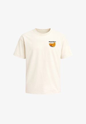 Kurzärmeliges T-Shirt in Cremefarbe mit kleinem Brustlogo mit Orangenscheiben und dem Text „Neverless Spritz Club“ auf der linken Seite.