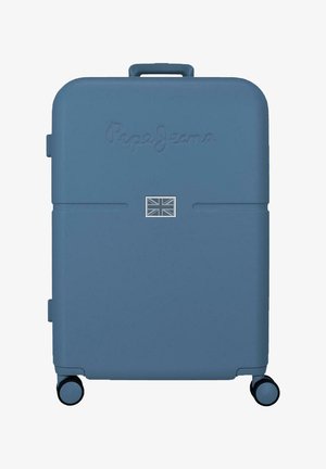 Maleta rígida azul con cuatro ruedas, asa superior, logo en relieve de "Pepe Jeans" y un pequeño emblema de la Union Jack en el frente.