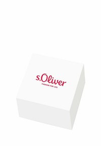 Caja rectangular blanca con una superficie lisa. Impreso en rojo está el texto "s.Oliver FASHION FOR LIFE" en la parte superior.