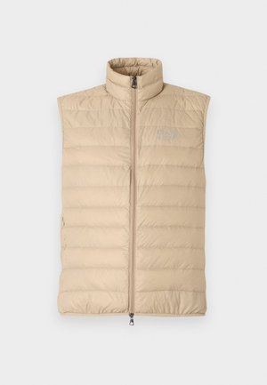 Bēša pūkains bezgala ar augstu apkakli, priekšējo rāvējslēdzēju un horizontālu quilted dizainu; ir smalka logo uz krūšu daļas un sānu kabatām.