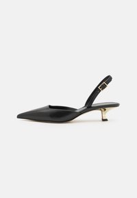 Sort læderslingback-sko med spids tå, lav hæl med guldfinish og justerbar rem med firkantet spænde.