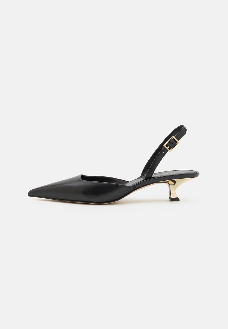 Sort læderslingback-sko med spids tå, lav hæl med guldfinish og justerbar rem med firkantet spænde.
