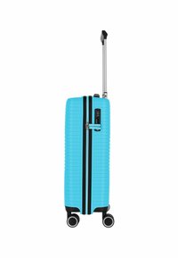 Maleta rígida de color azul brillante, con textura estriada, cremallera negra, cerradura incorporada y cuatro ruedas negras para una fácil movilidad.