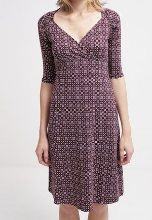 Knielanges Kleid aus lila Stoff mit geometrischem Muster in Weiß und Rot, mit V-Ausschnitt und drei Viertelärmeln.