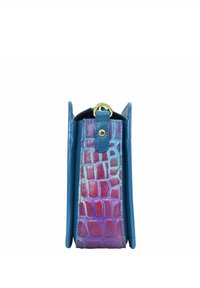 Krokodilmuster-Ledertasche mit einem Farbverlauf von Pink zu Lila, verziert mit blauen Lederakzenten und goldenen Hardware-Details.