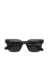 Occhiali da sole con montatura quadrata in plastica grigia scura con lenti scure. Presentano accenti discreti sulle aste e una texture gommata.