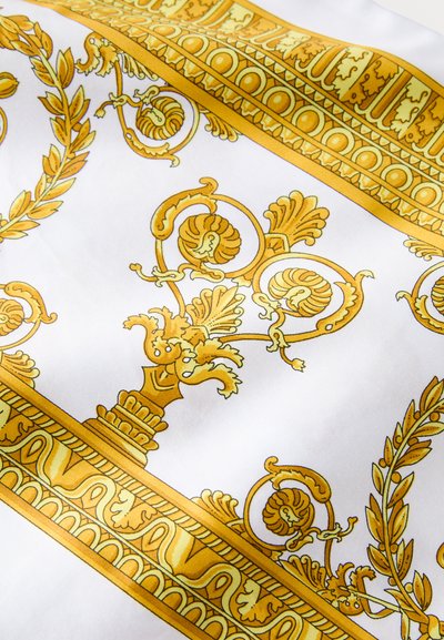 Material alb cu modele aurii elaborate, inclusiv suluri ornamentale și frunze de laur, având o textură netedă și lucioasă.