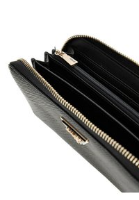 Portefeuille zippé noir avec un matériau texturé, plusieurs compartiments et un accent en métal doré à l'avant.