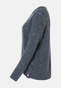 Grauer Strickpullover mit strukturiertem Muster, gerippten Bündchen und Saum sowie einem kleinen rosa Logo-Patch unten links. Hat einen lässigen Schnitt.