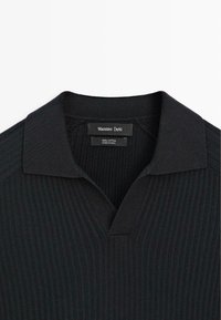 Schwarzes, geripptes Baumwoll-Polohemd mit einem weichen Kragen und einem V-förmigen Ausschnitt, mit dem Label Massimo Dutti, hergestellt in China.