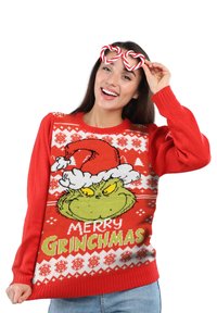 Maglione rosso con una grande grafica del Grinch verde con un cappello di Babbo Natale e testo "MERRY GRINCHMAS", lavorazione a maglia texturizzata e dettagli con motivo di fiocchi di neve.