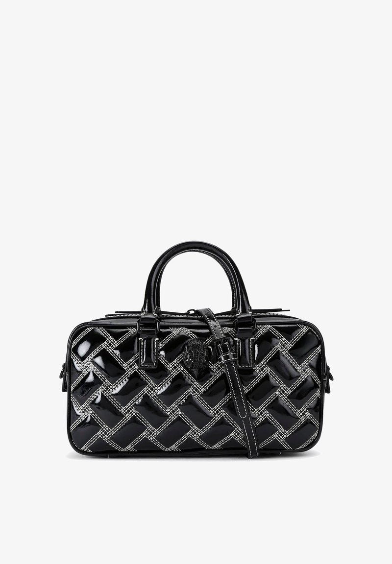 Sac en cuir verni noir présentant un motif tissé avec des coutures blanches, des poignées supérieures doubles et une bandoulière détachable.