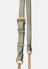 Skórzany pasek na ramię w jasnym oliwkowym kolorze o teksturowanym wykończeniu, z zapięciem w odcieniu złota i akcentami w postaci łańcucha.