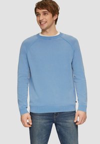 Helles blaues Rundhals-Sweatshirt aus weichem Stoff. Mit gerippten Bündchen und Saum, Raglanärmeln und einer glatten Textur.