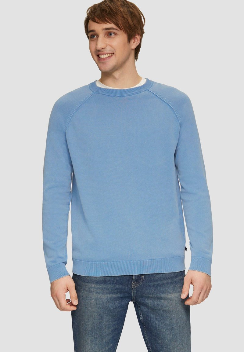 Helles blaues Rundhals-Sweatshirt aus weichem Stoff. Mit gerippten Bündchen und Saum, Raglanärmeln und einer glatten Textur.