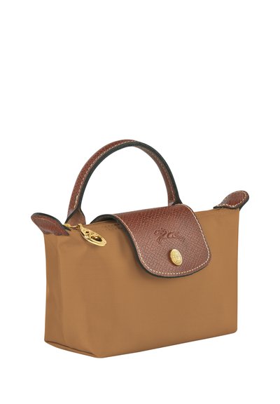 Braune Nylon-Handtasche mit einem strukturierten braunen Lederklappen, kleinem Griff, goldenen Beschlägen und einem erkennbaren Logo-Detail auf der Vorderseite.