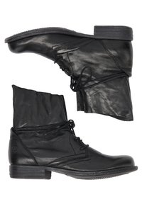 Bottines en cuir noir avec un talon plat, dotées d'un lacet ajustable et d'une partie supérieure pliable pour des options de style variées.