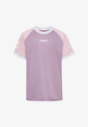 Lilla kortærmet sportstrøje med hvide detaljer og lodrette nålestriber. Har rund halsudskæring og trykt logo på brystet.