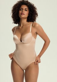 Nude body z regulowanymi ramiączkami i formowanymi miseczkami, wykonany z gładkiego, elastycznego materiału. Dopasowany krój z wysokim wycięciem na nogach.