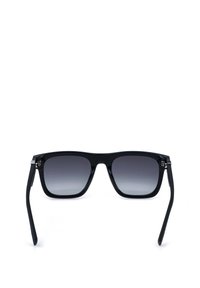 Lunettes de soleil rectangulaires noires avec verres à dégradé foncé et branches légèrement courbées sur fond blanc.