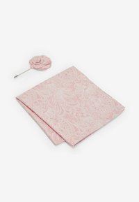 Mouchoir de poche à motif paisley rose avec une épingle à fleurs assortie. Les deux sont en tissu, présentant des détails complexes et une texture lisse.