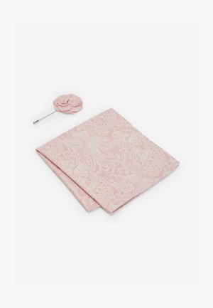 Batic roz cu model paisley pentru batista de buzunar, împreună cu un ac de rever asortat sub formă de floare. Ambele sunt confecționate dintr-un material textil, având detalii intricate și o textură netedă.