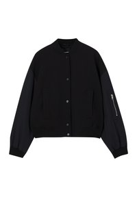 Veste bomber noire avec col côtelé, boutons-pression, deux poches avant et une poche zippée sur la manche. Tissu texturé et poignets ajustés.