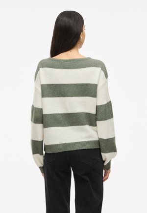 Gebreide trui in crème en olijfgroene strepen. Beschikt over een brede halslijn, drop shoulders, en ribgebreide manchetten en zoom. Zachte textuur.