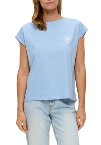 s.Oliver ÜBERSCHNITTENEN SCHULTERN IM RELAXED FIT - T-Shirt print - himmelblau