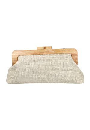 Bolso de mano rectangular beige de arpillera con marco de madera clara y cierre con broche, descansando sobre un fondo blanco.
